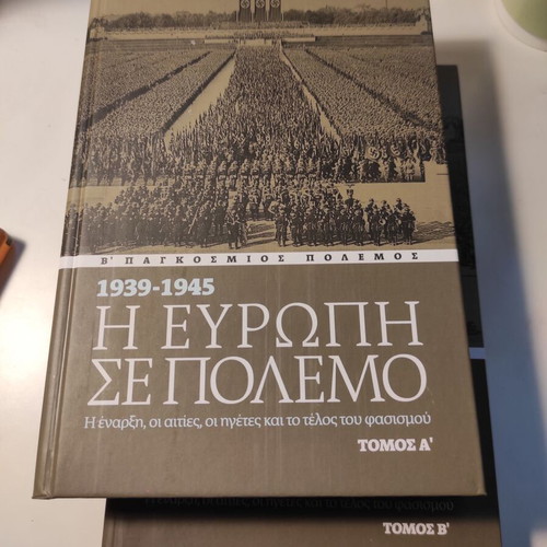 Norman Davies 1939-1945 Europe at War volumes A+B like new