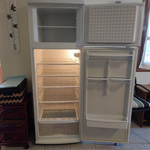 Pitsos refrigerator with top freezer, like new, energy class A