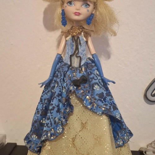 Ever After High Blondie Lockes doll like new