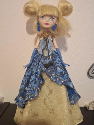 Κούκλα Ever After High Blondie Lockes σαν καινούργια