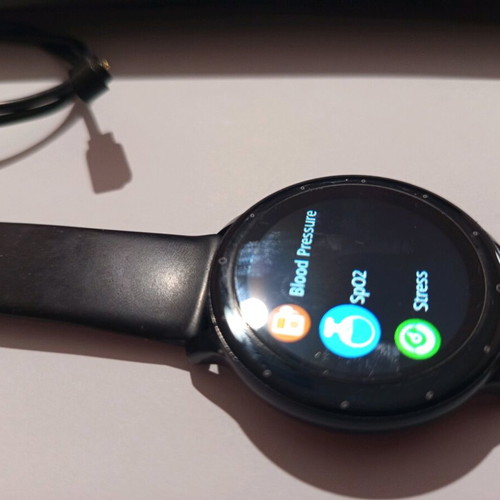 Smart watch like new with screen protection and charging cable
