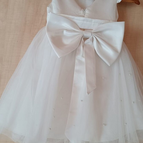 Flower girl dress like new, white with big bow and pearls, ages 3-5