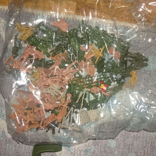 Military toy soldiers, pack of six, plastic