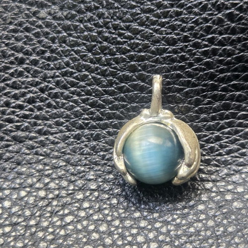Vintage pendant with cat's eye gemstone, like new