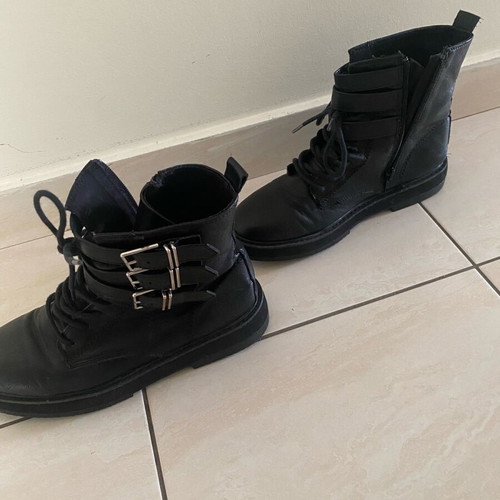 Leather boots like new black with silver buckles