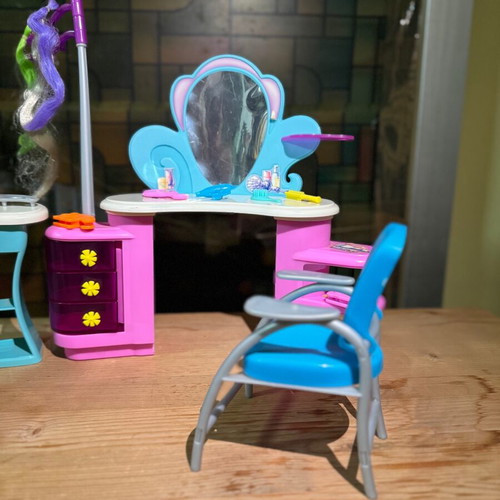 Barbie salon with all accessories 2003