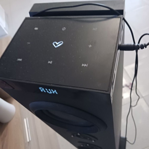 Speaker column like new with Bluetooth, USB, radio, and bass amplifier