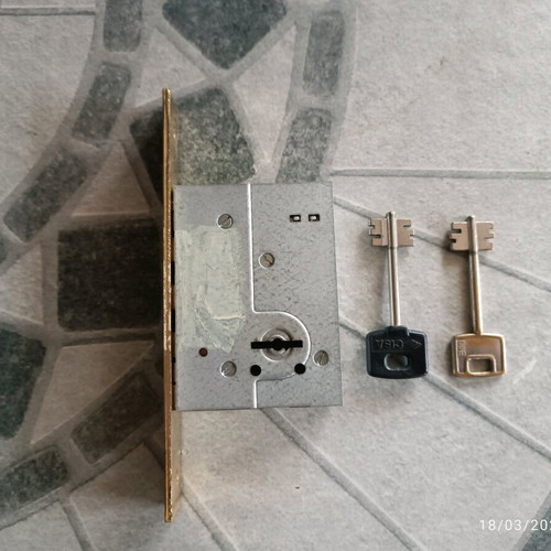 Cisa lock bolt used with three locking pins and two keys