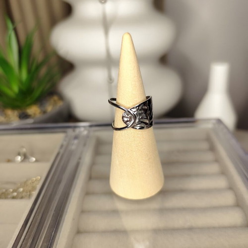 Adjustable stainless steel ring like new, silver color