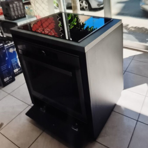 Whirlpool pyrolytic built-in oven and ceramic hob set