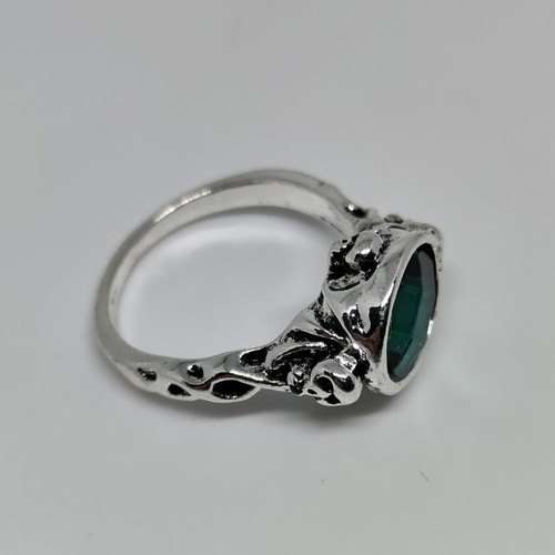 Jack Sparrow ring like new with green stone and skull details