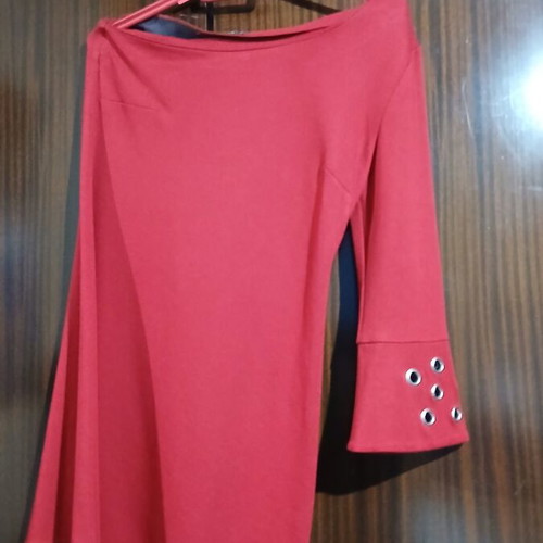 Blousedress Theone one-sleeve with studs, like new, deep red, size L