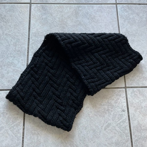 Neck scarf new, black with unique stitching