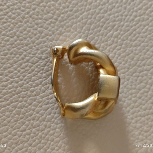 Givenchy clip earring used, gold color