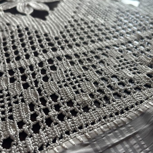 Silk runner like new with floss thread lace