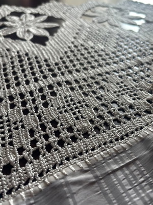 Silk runner like new with floss thread lace