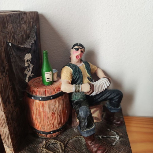 Set of 2 vintage pirate bookends in excellent condition