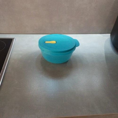 Tupperware medium storage container like new
