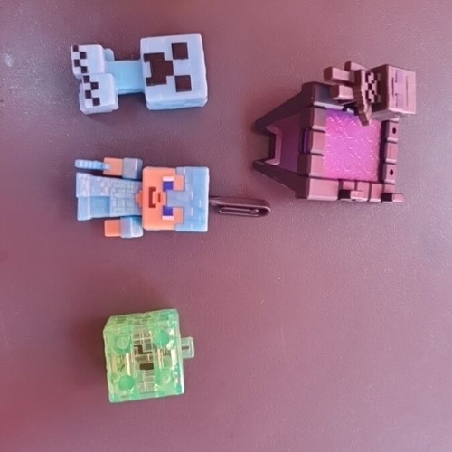 Minecraft kinder 5 figures like new