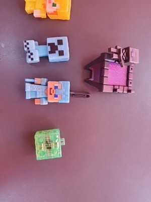 Minecraft kinder 5 figures like new