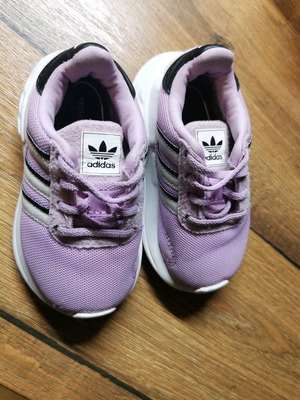 Βρεφικά παπούτσια Adidas μεταχειρισμένα, νούμερο 20