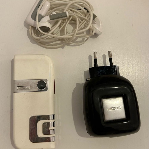 Nokia 7260 used, functional with charger and hands free