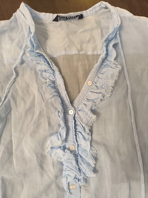 Zara light blue linen shirt small like new with front design