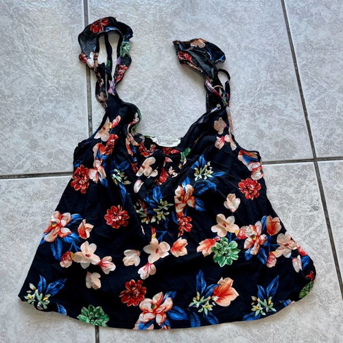 Floral t-shirt size M with unique front ruffle