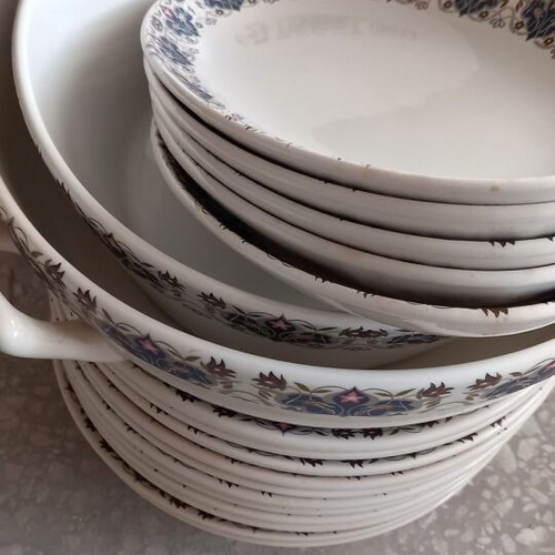 Dinnerware set used, 26 pieces