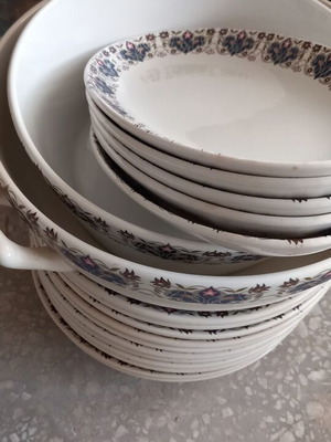 Dinnerware set used, 26 pieces