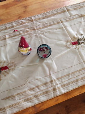 Handmade Christmas table runners and doilies set like new, 3 pieces