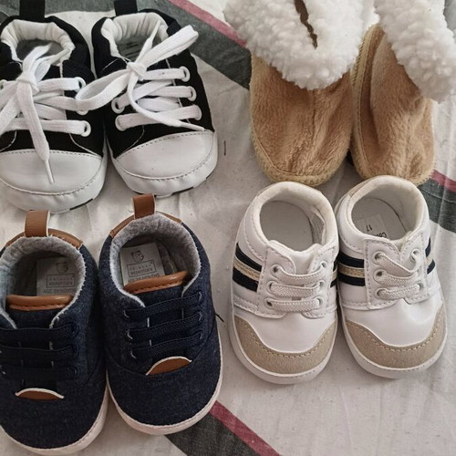 Baby shoes like new, set of 4 pairs