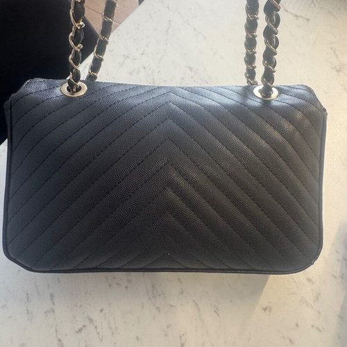 Bag crossbody black like new, medium size