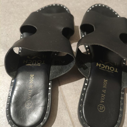 Voi & Noi Black Flat Sandals Size 37 Like New