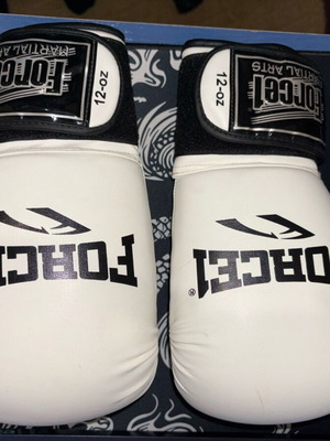 Γάντια πυγμαχίας Force1 12-oz και μπαντάζ μεταχειρισμένα