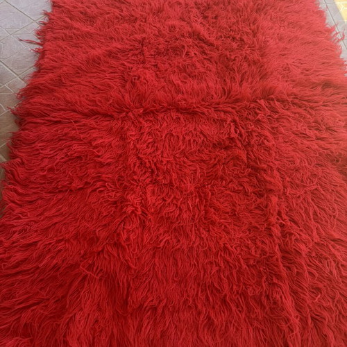 Red flokati rug like new, large size, 2.20 x 1.60 m
