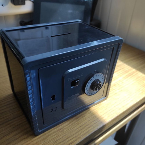 Safe piggy bank toy used, plastic without key