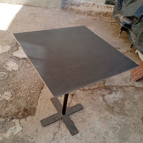 Outdoor tables with metal cross base, set of 2