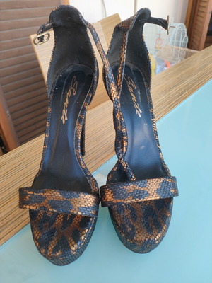Sante platform sandals like new, size 39, black and gold