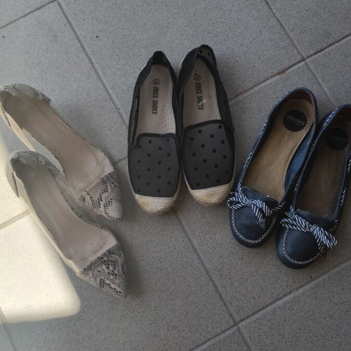 Pack of 3 pairs of shoes size 38, like new, including Wonders flats and snake print pumps