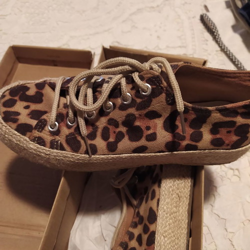 Sneakers with rope sole tiger print like new, size 39