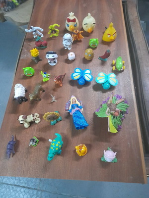 Plastic figures used, pack of 32 small dolls