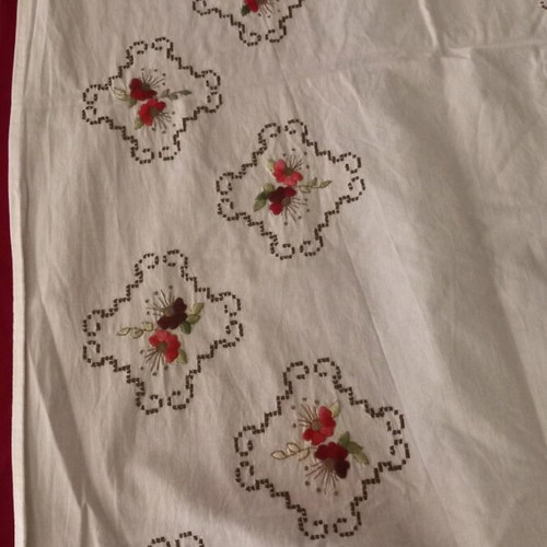 Embroidered square tablecloth like new 1.60x1.60