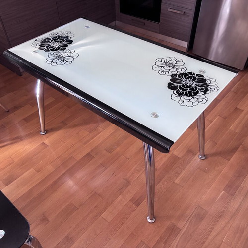 Kitchen glass table with flower design and metal legs