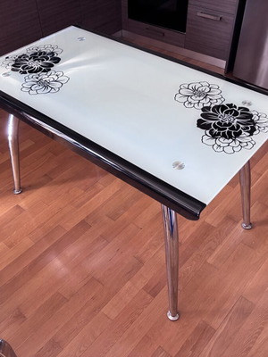Kitchen glass table with flower design and metal legs
