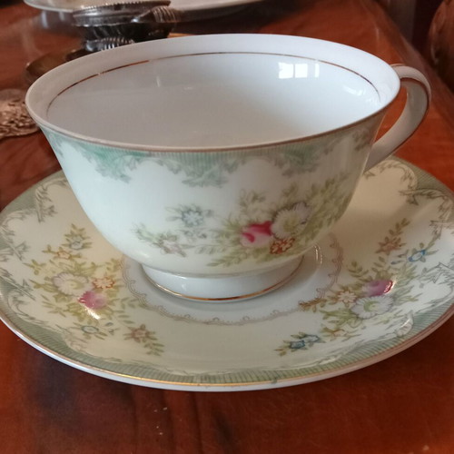 Porcelain dinner and tea set like new, romantic pastel design, 12 persons, 75 pieces