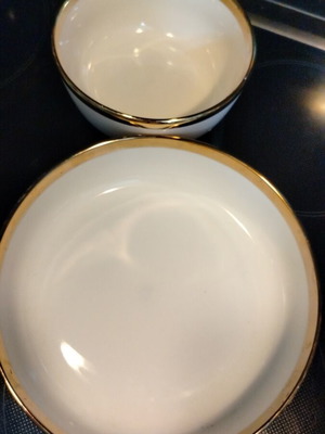 Set of 2 porcelain bowls new with gold rim