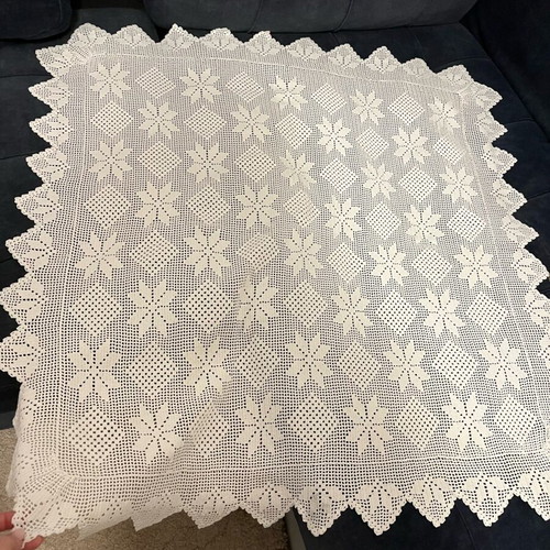 Handmade crochet table runner pattern like new (82x82)