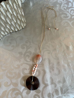 Pendant necklace like new in beige and brown tones