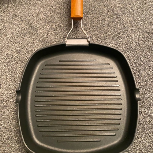 Grill frying pan ridges with adjustable handle used